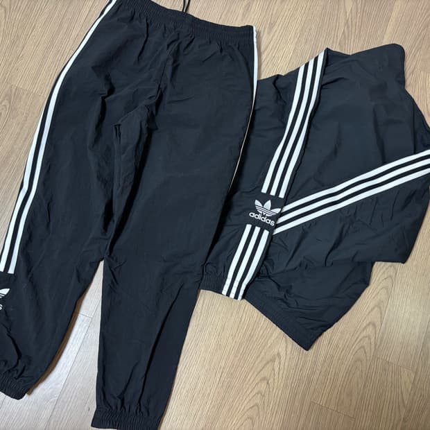 아디다스 락업 바람막이 조거팬츠세트 여성m 실측 있어요
