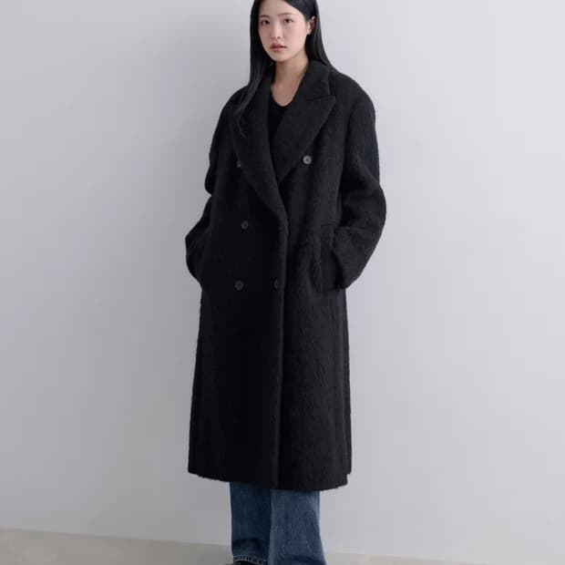 무신사 스탠다드 우먼 헤어리 알파카 블렌드 오버 숄더 더블 코트