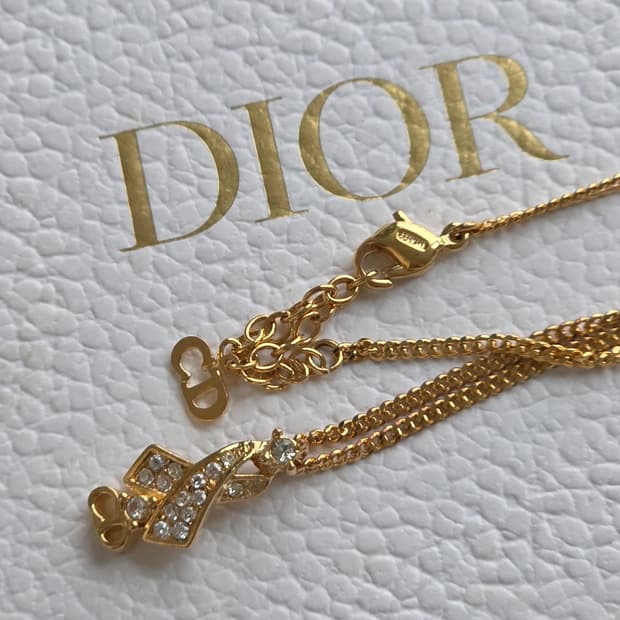 Dior 금장 큐빅 리본 CD 로고 목걸이