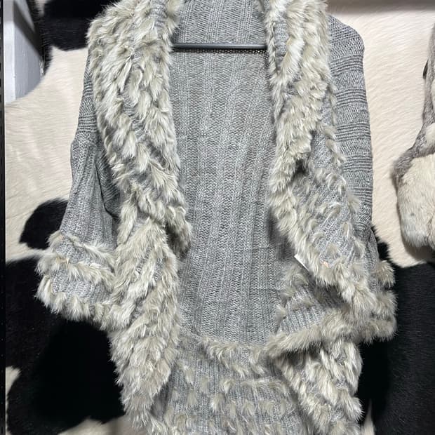 그레이 프릴 퍼 가디건