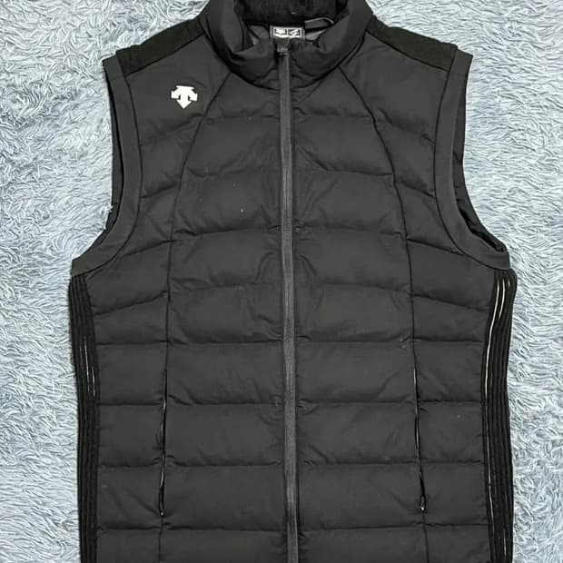 데상트 골프 패딩조끼 블랙 100 (세탁완료)