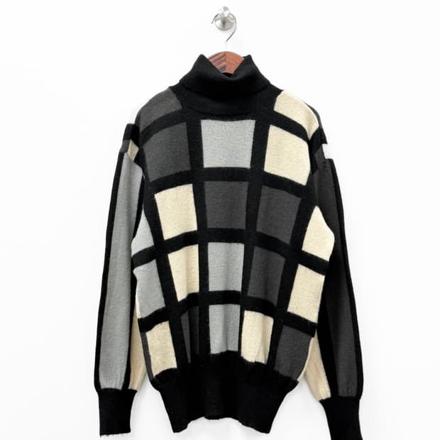 이세이미야케 체크 패턴 울 터틀넥 니트