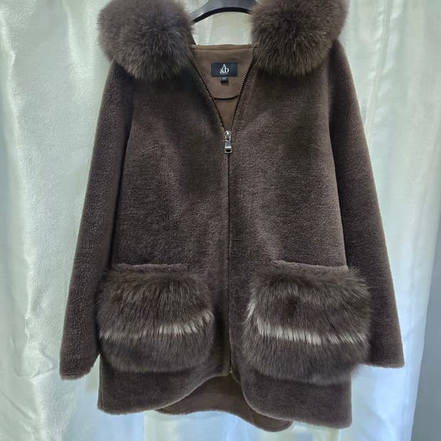 A&D Atelier의 여우털 후드 코트