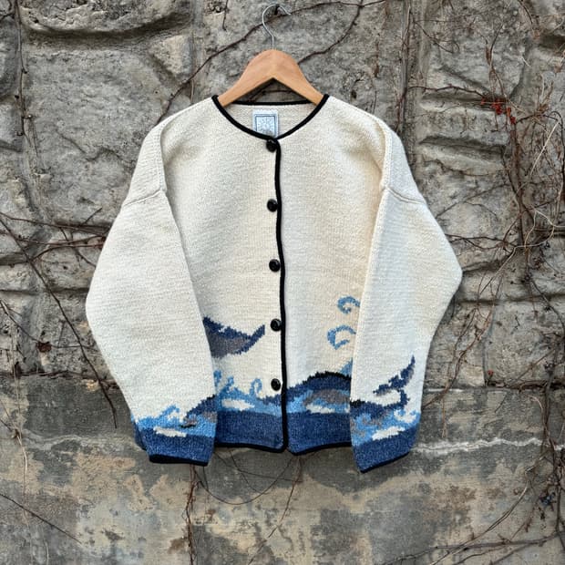 에콰도르 제작 고래 패턴 핸드 니트 가디건