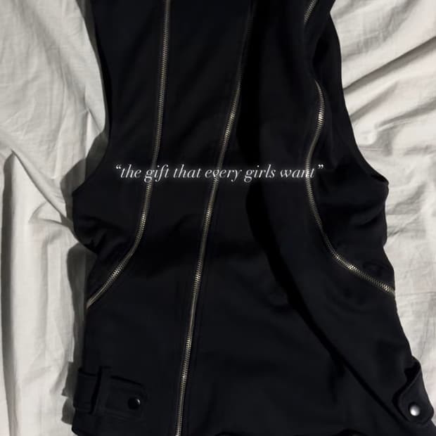 코데즈컴바인 블랙 지퍼 슬리브리스 탑