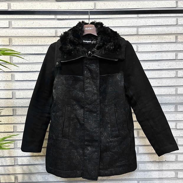 Desigual 데시구알 퍼 하프코트 엠보싱 텍스처 아트워크 디테일 블랙