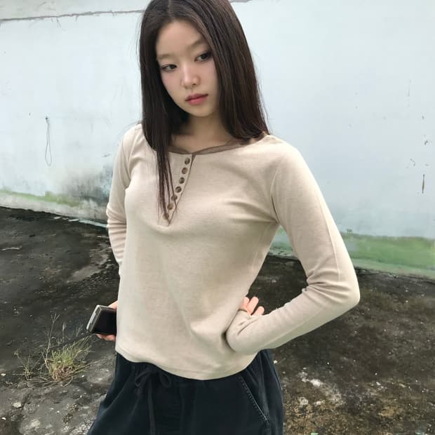 코지 버튼 티셔츠 