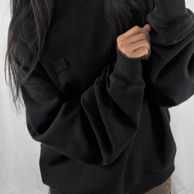 아크네 스튜디오 페어뷰 페이스 블랙 맨투맨