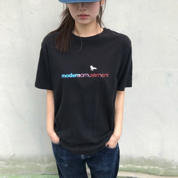 Modern Amusement 블랙 티셔츠 
