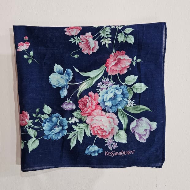 입생로랑(YSL) 플라워 손수건 (네이비)