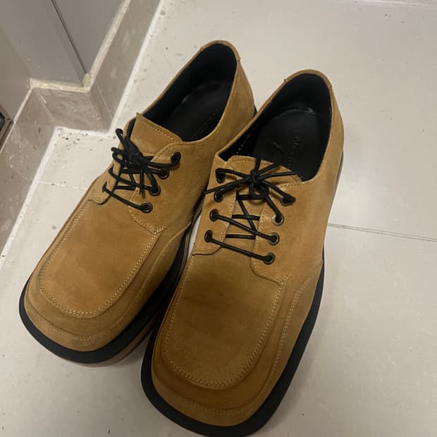 앤더슨벨 스웨이드 스퀘어 더비 슈즈