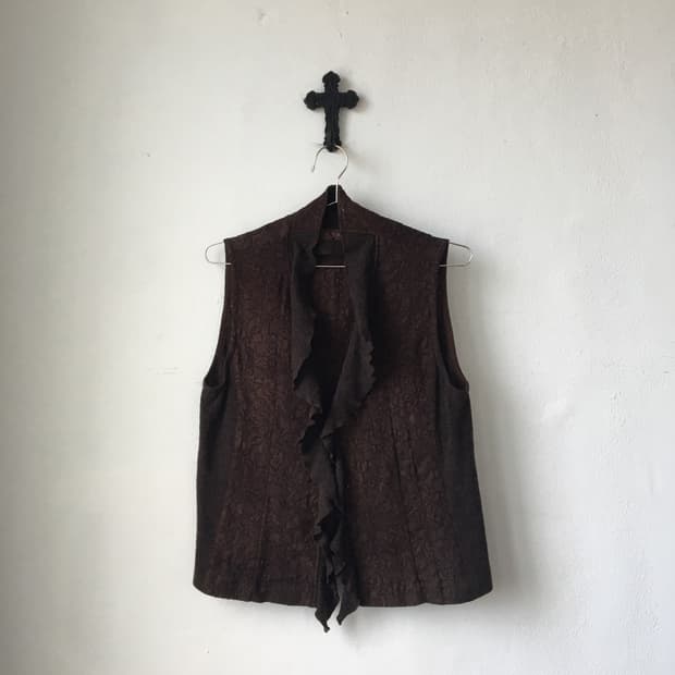 pattern point ruffle vest