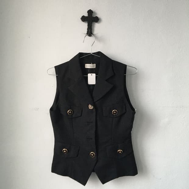 Button point shirt vest