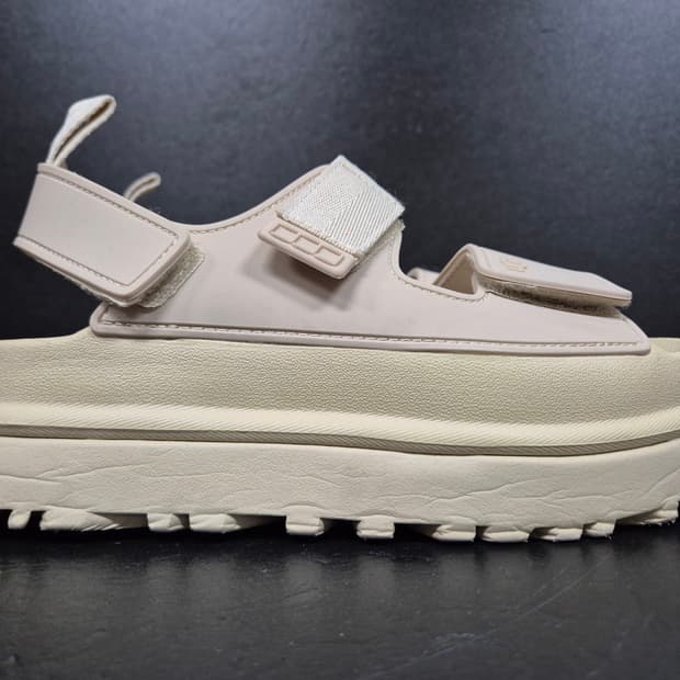 어그 골든글로우 샌들 240