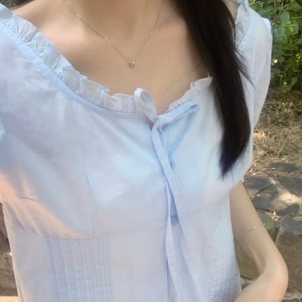 오트앤드 프릴 튤립 반팔블라우스 소라색 더바넷 인더바즈 레더프롬문