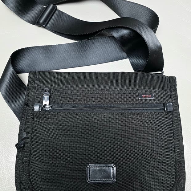 투미 크로스백 블랙