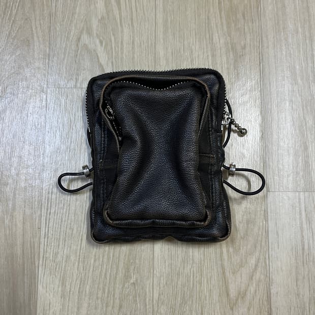 기준 레더 미니백 다크브라운