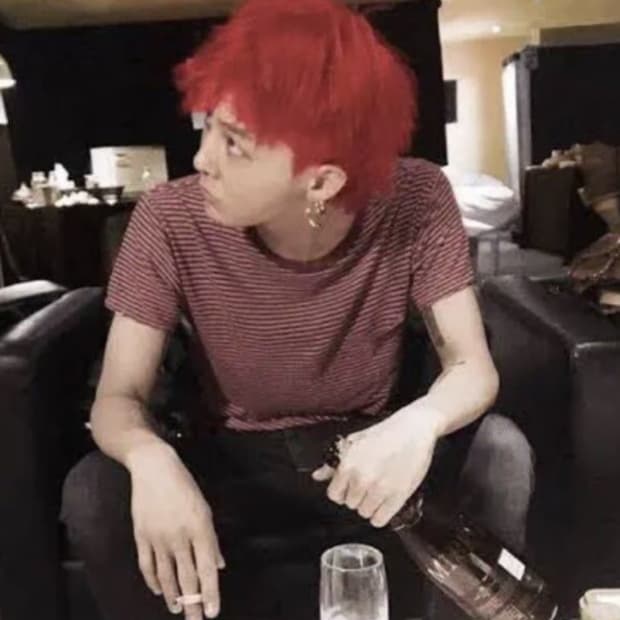 지드래곤 생로랑 반팔 보더티