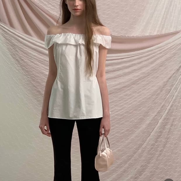 르베인 Here Off-shoulder Blouse