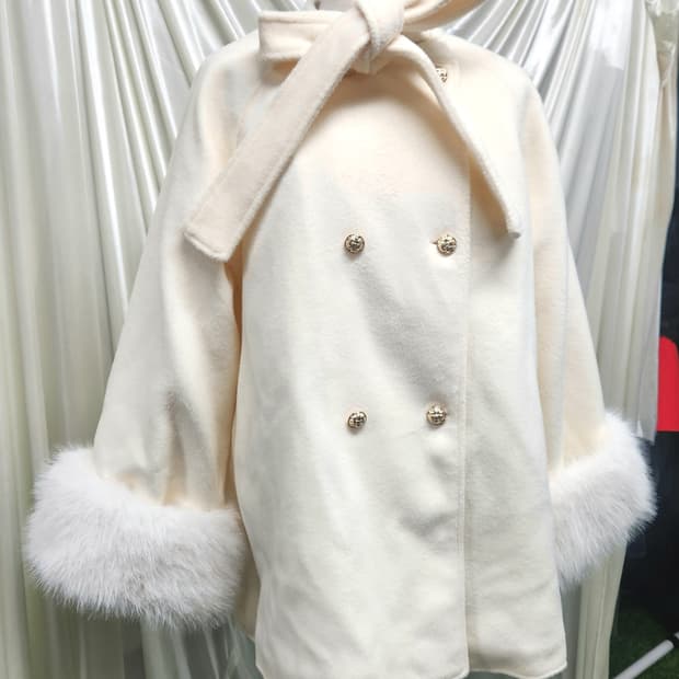 “아이보리 퍼 소매 코트 / 고급스러운 골드버튼 A라인”