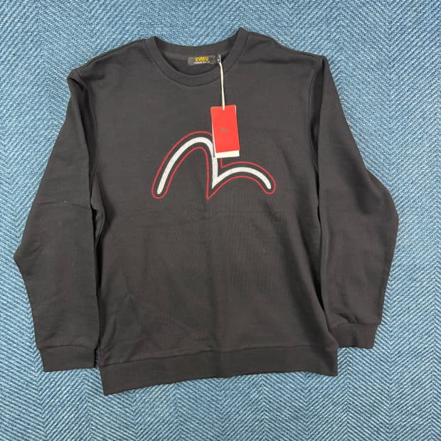 EVISU 프리미엄 그래픽 맨투맨: 완성도 높은 실루엣의 미학