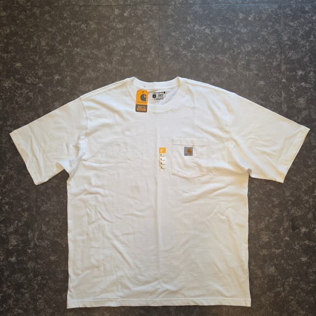 칼하트(Carhartt) 화이트 루즈핏 포켓 반팔 티셔츠