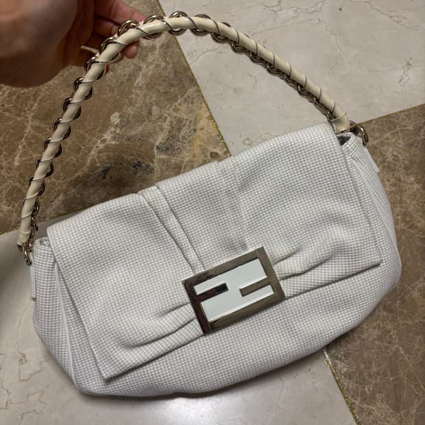 펜디 바게트라인 레더 주카 미아 숄더백