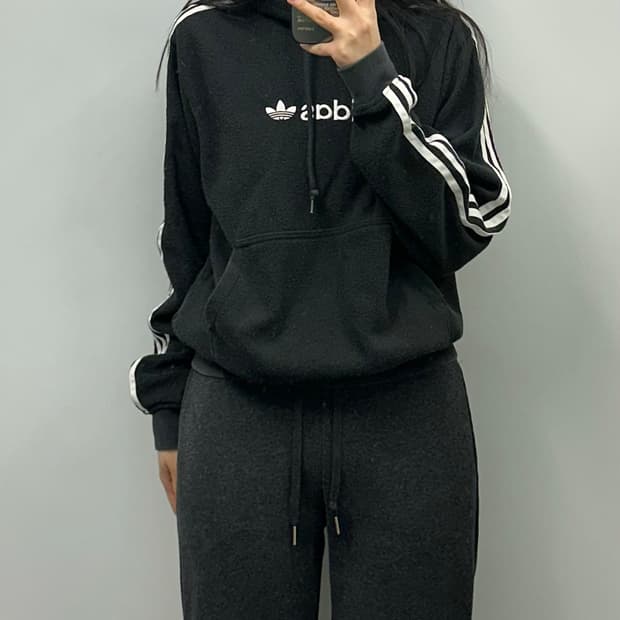 아디다스 자수로고 블랙 부클 후드티