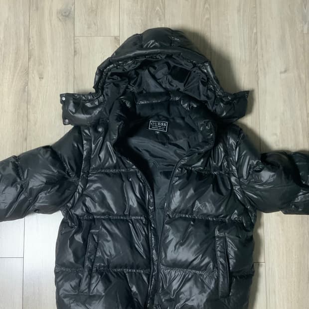 Guess 글레이즈드 디테쳐블 슬리브 다운 블랙 유광패딩