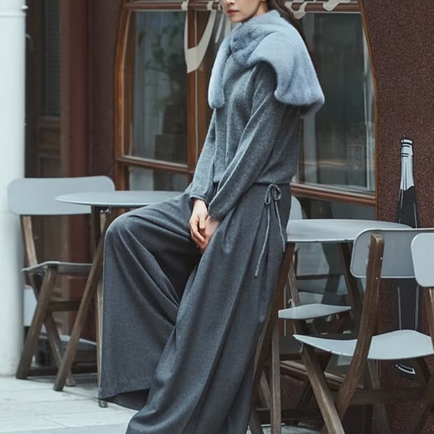 25FW 지스튜디오 화이트캐시미어 스팽글 루즈핏 셔링 니트 지춘희