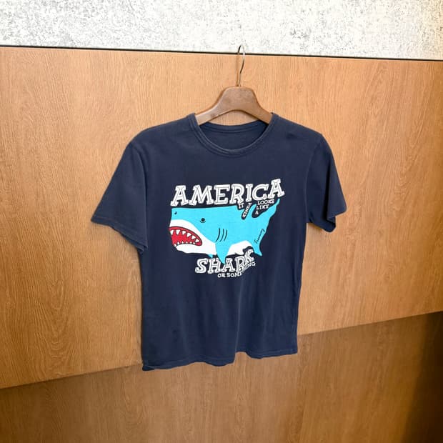 빈티지 라운드넥 반팔 티셔츠 샤크 그래픽 프린팅 디테일 네이비