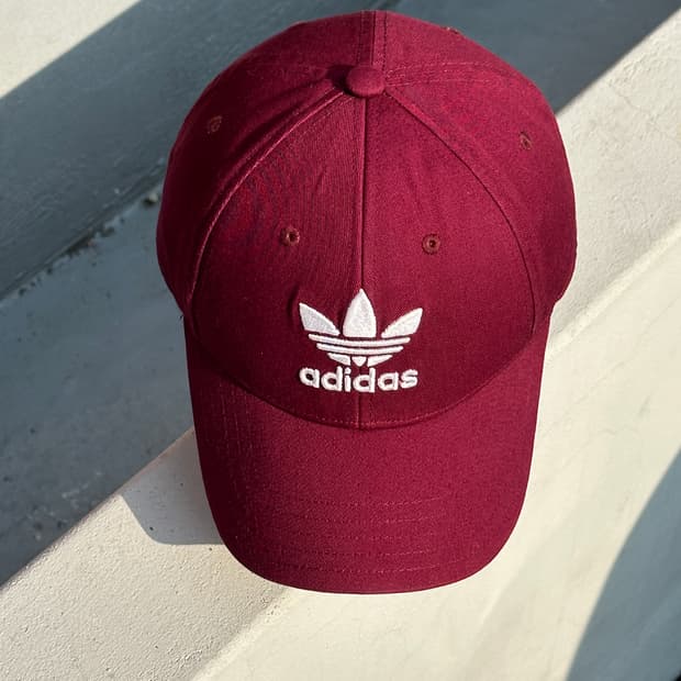 [F] 아디다스 로고 버건디 볼캡 모자