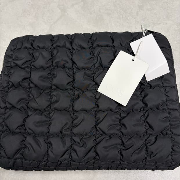 새상품) 코스 퀼팅 클러치 블랙 컬러