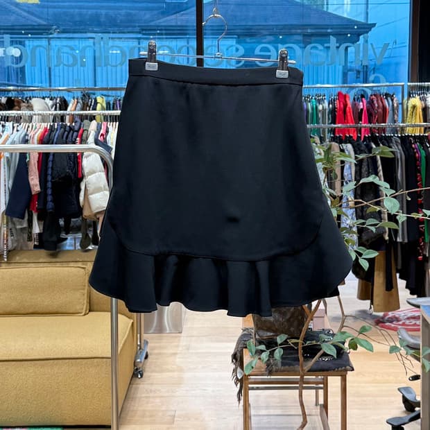 미우미우 블랙 프릴 미니스커트 