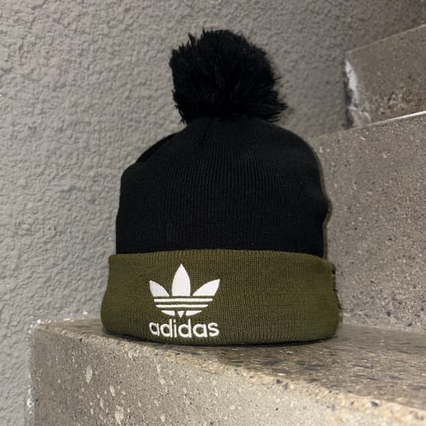 아디다스 배색 폼폼 비니