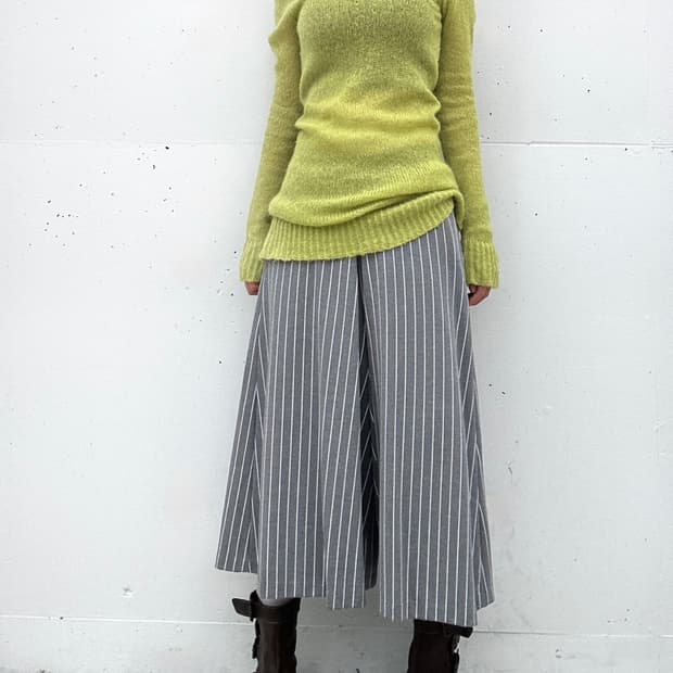 NIKO AND stripe bermuda pants / grey