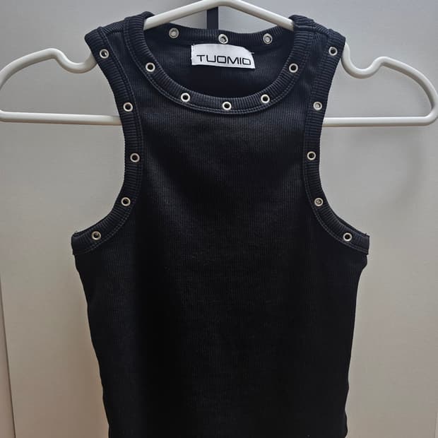 뚜오미오 PIERCED TANK TOP 블랙