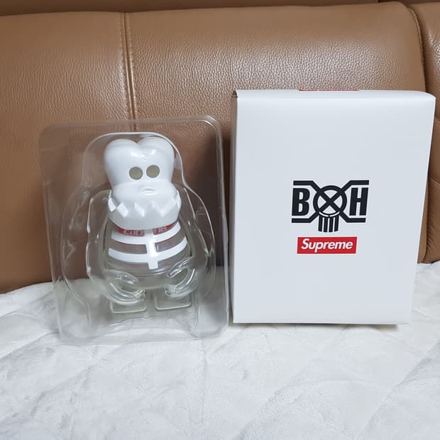슈프림 X 바운티헌터 스컬 쿤 클리어 피규어 23FW