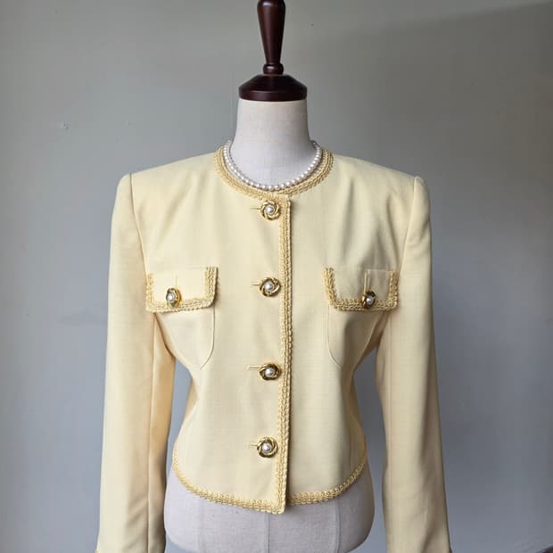 레이스테이핑 금장 진주 버튼 자켓 