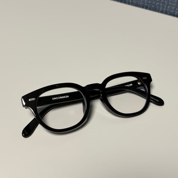 언커먼 아이웨어 로저 블랙 안경