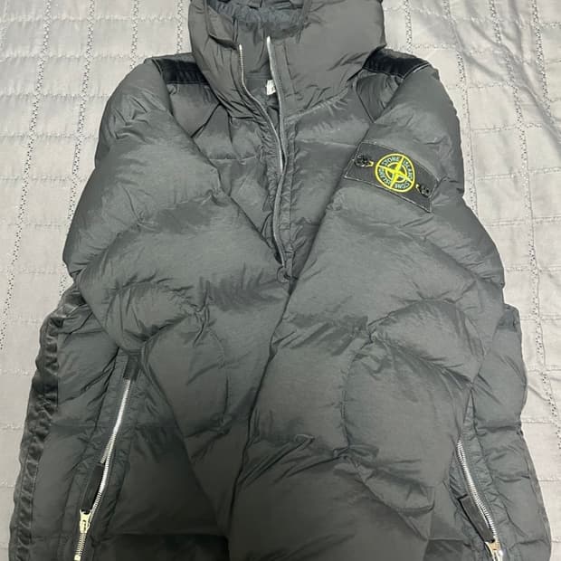 스톤아일랜드 심리스 패딩 판매 / 교환 (L -> m)