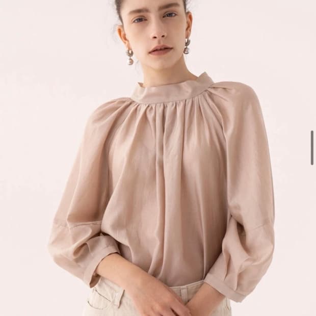 킨더살몬 넥 블라우스