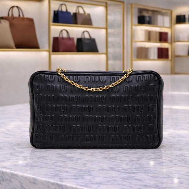 [A급] 미우미우 엠보싱 로고 숄더백 판매합니다!!!