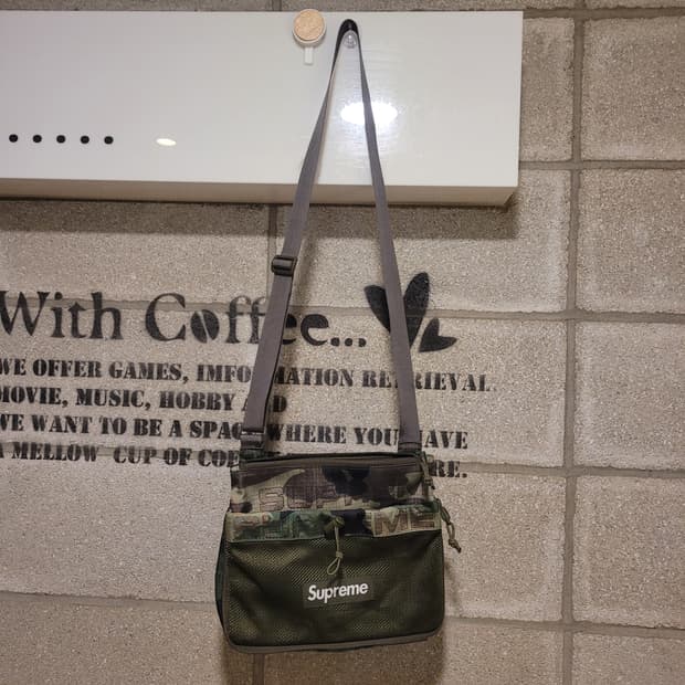 슈프림 카모 사이드백