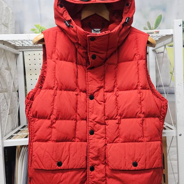 cp컴퍼니 고글 패딩조끼 95 후드 다운베스트 XD30