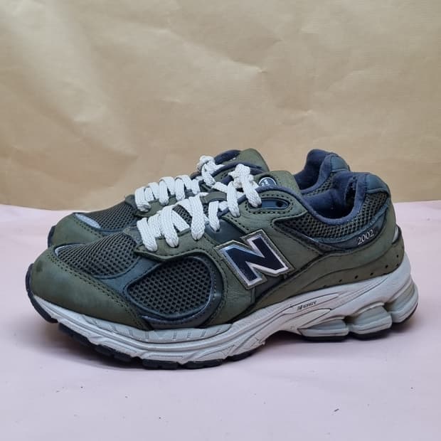 뉴발란스 2002R 운동화 225