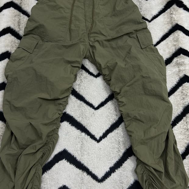 [S]엑스톤즈 오버핏 셔링 나일론 카고 팬츠/카키