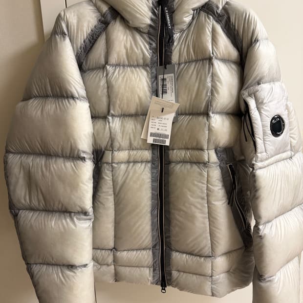 [새상품] CP 컴퍼니 DD쉘 후드 익스클루시브(루나락) 다운 자켓 L사