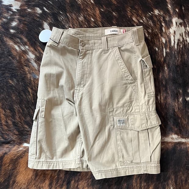 LEVIS CARGO POCKET SHORTS