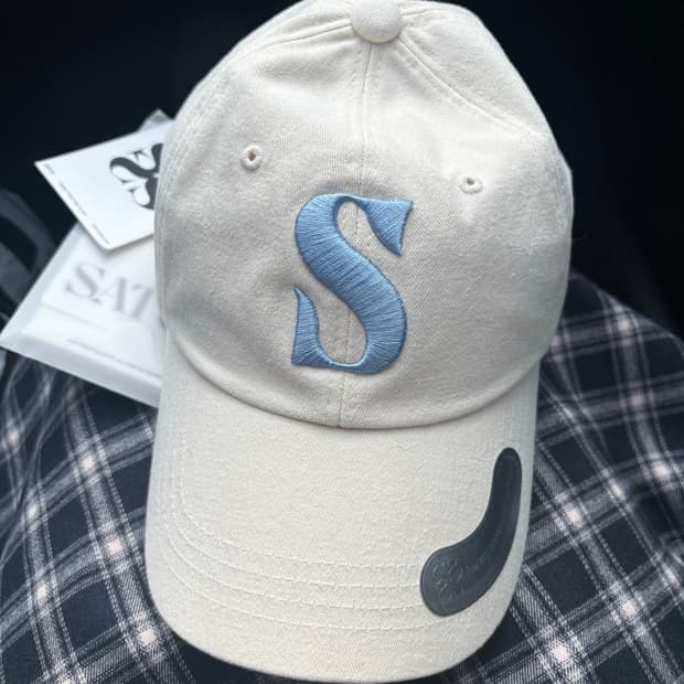 새상품 SATUR 볼캡 크림